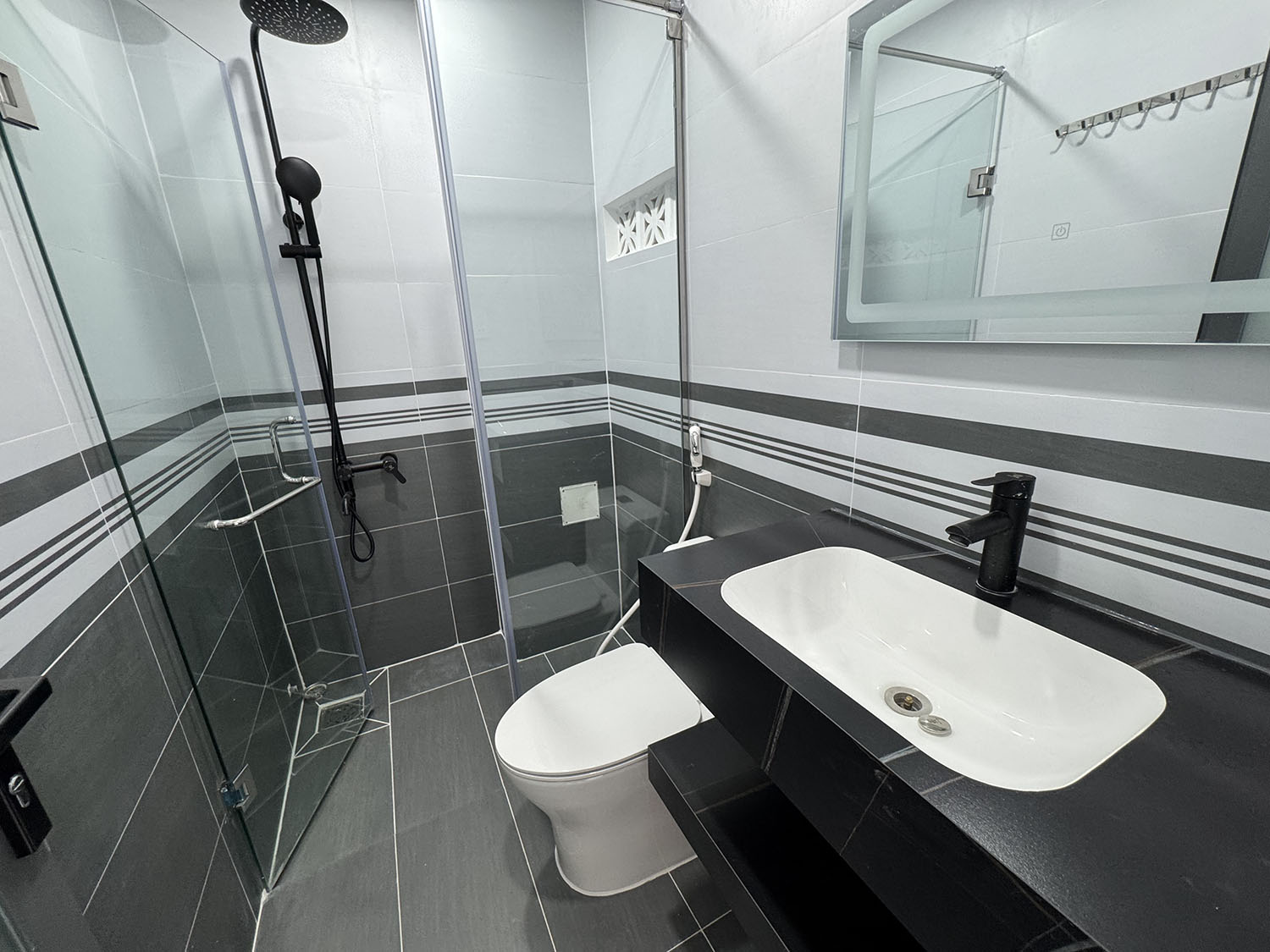 Nhà phố 3 lầu, mới 100% xe hơi đổ cách nhà 10m khu VIP Nguyễn Văn Đậu - Gần Phan Đăng Lưu
